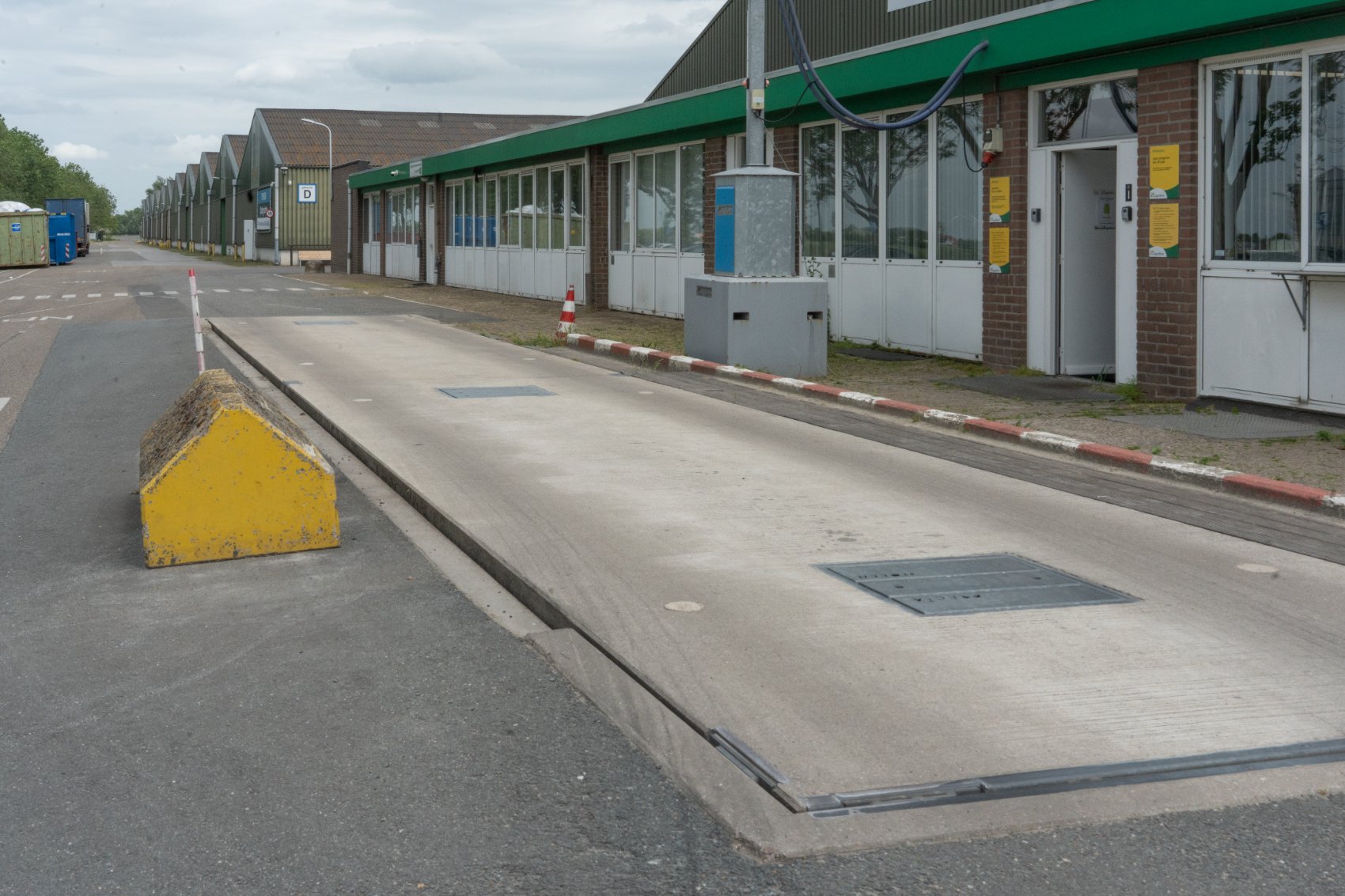 Geijkte weegbrug op het terrein