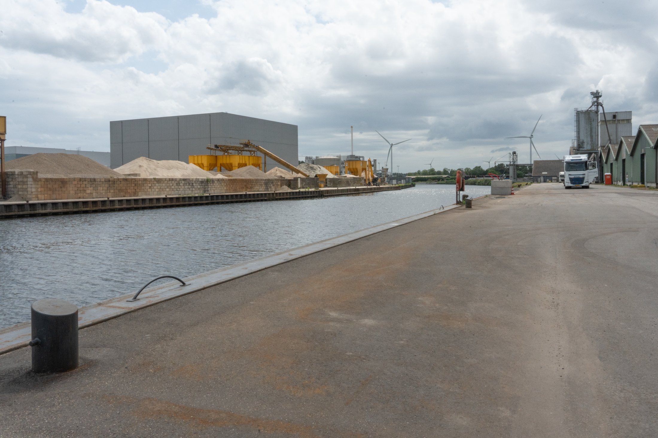 De haven en loswal aan het Mark-Vlietkanaal